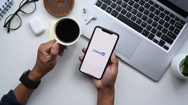 LinkedIn-logo auf einem smartphone-Bildschirm
