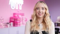 Laura Mallows muestra de los productos durante un TikTok sesión en Vivo en su Llantrisant oficina.