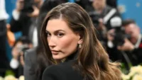 Hailey Bieber vend la marque de maquillage Rhode à e.l.f. Beauty pour $1 Billion | PGN Business Insider | pottersgallerynigeria.org
