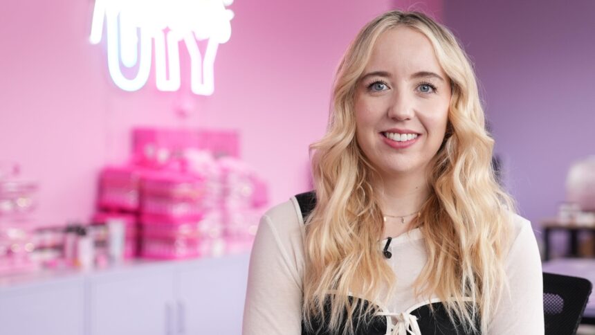 Laura Malven zeigt Produkten, während eines TikTok-Live-session in Ihrem office Llantrisant.