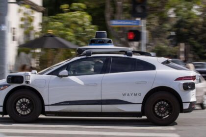 Waymo driverless car experiencing technical difficulties | Driverless Cars | PGN Business Insider