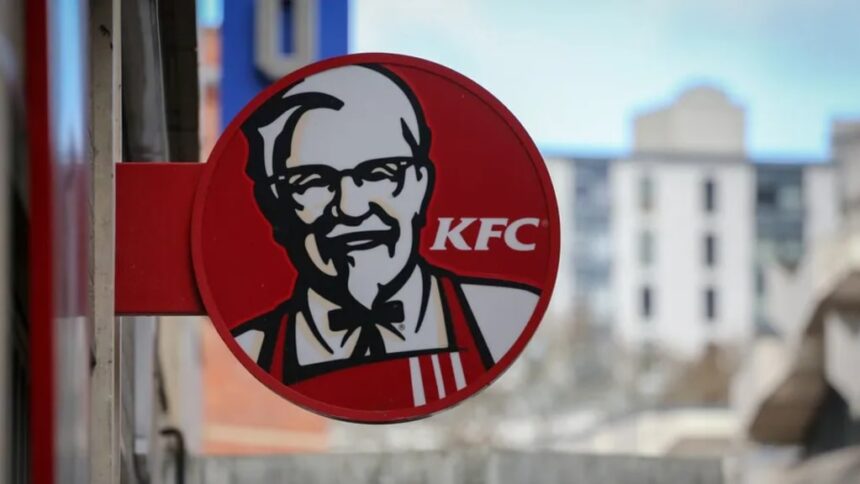 KFC restaurant vitrine mettant en vedette le Colonel Sanders " et le logo de poulet frit à la signalisation.