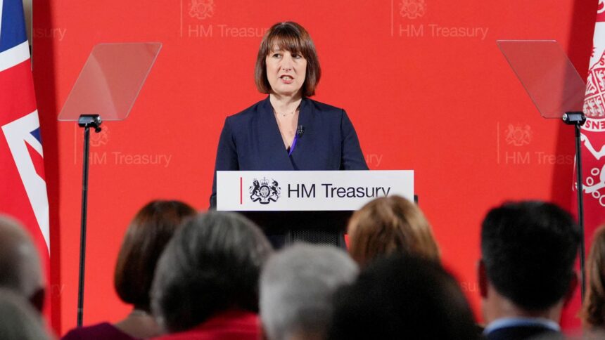 UK Kanzler Rachel Reeves spricht auf einer Pressekonferenz. Britische Wirtschaft | PGN-Business Insider