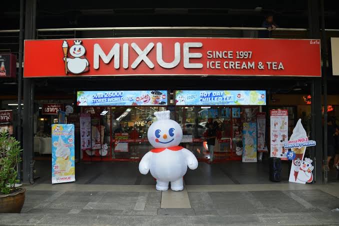 Mixue s 45,000+ stores vs. McDonald ' s (43,000) und Starbucks (40,576) Mixue IPO