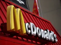 McDonald 's-logo auf ein restaurant sign | McDonald' s sexueller Missbrauch | PGN-Business Insider