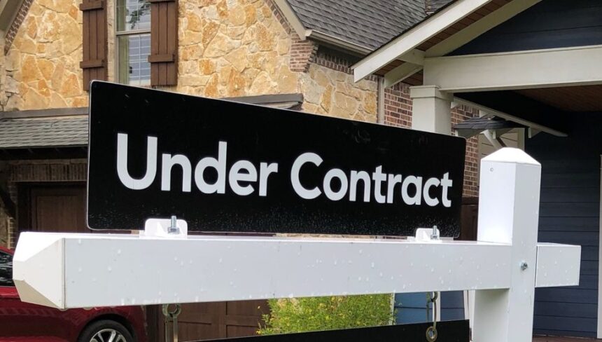 Leer "Unter Vertrag" Zeichen außerhalb einer Vorstadt zu Hause. | Frühlings-homebuying Saison | PGN-Business Insider | pottersgallerynigeria.org