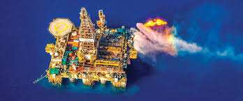 Une plate-forme pétrolière en Mer du Nord, symbolisant la BP est de retour à combustible fossile d'investissement | BP actionnaires