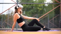 Femme coiffée d'un casque VR assis sur un tapis de yoga | ONS panier | PGN Business Insider