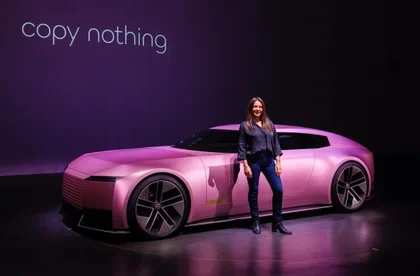 Le concept car électrique Type 00 de Jaguar est dévoilé à la foire d'art de Miami.