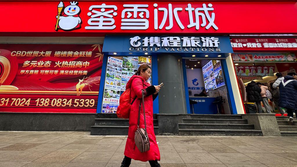 Mixue s 45,000+ stores vs. McDonald ' s (43,000) und Starbucks (40,576) Mixue IPO