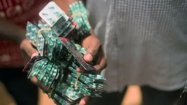 Capsules vertes estampillées du logo Aveo, saisies lors d'un raid au Ghana. | Aveo Pharmaceuticals | Crise des opioïdes