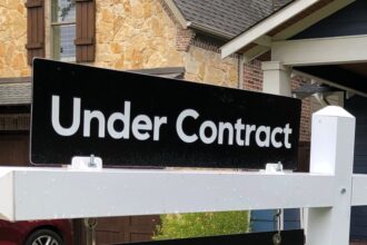 Leer "Unter Vertrag" Zeichen außerhalb einer Vorstadt zu Hause. | Frühlings-homebuying Saison | PGN-Business Insider | pottersgallerynigeria.org