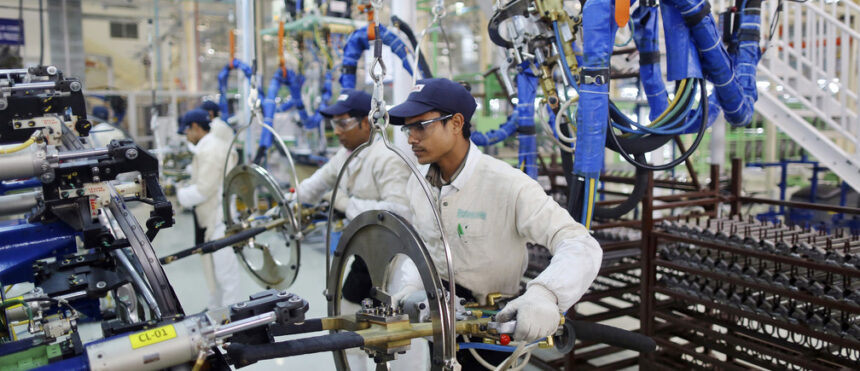Les travailleurs indiens dans un site de production | La guerre des tarifs douaniers de Trump | PGN Business Insider