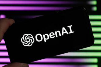 Elon Musk OpenAI oferta | OpenAI logotipo en una tarjeta de