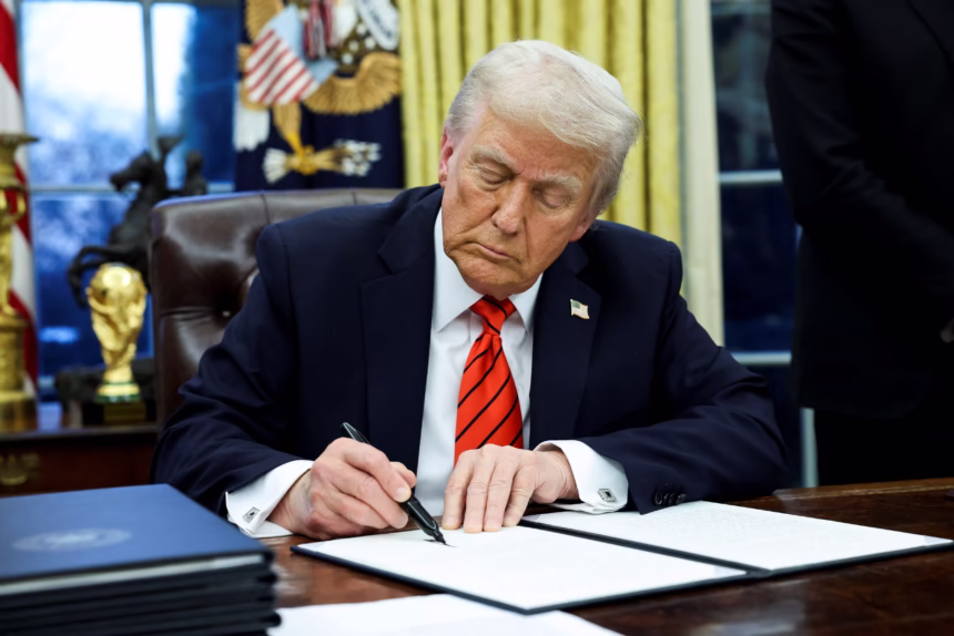 Le président Donald Trump signe un décret sur les droits de douane | Droits de douane de Trump | PGN Business Insider