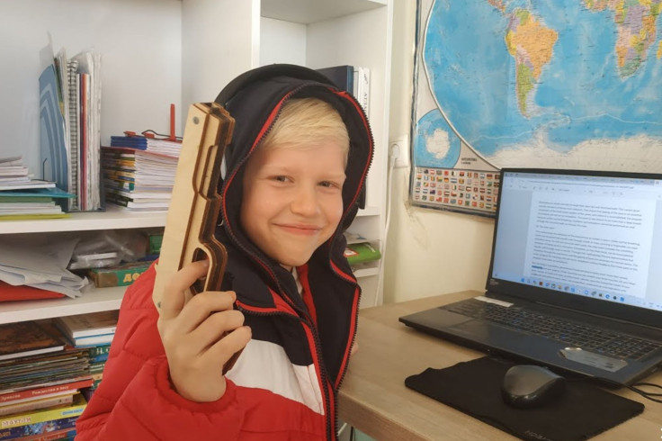 Sergey, sept ans, codifie dès son plus jeune âge.