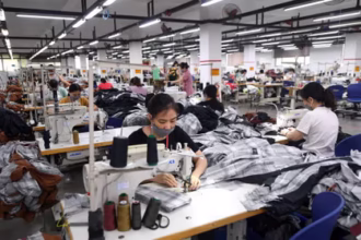 Los trabajadores de la costura de prendas de vestir en una fábrica en Vietnam. | ropa tarifas | | PGN Business Insider | pottersgallerynigeria.org