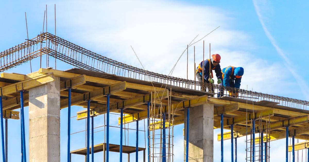 Construction worker using steel rebar to build a support column | metal tariffs