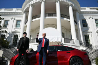 Elon Musk et Donald Trump parlant à côté d'une Tesla Model S | PGN Business Insider
