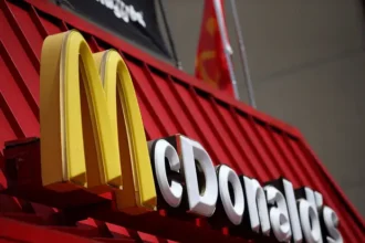 Mcdonald's logo sur une enseigne du restaurant | Mcdonald's d'abus sexuels | PGN Business Insider