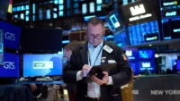 Traders on the floor of the New York Stock Exchange react to tariff news | Trump tariffs