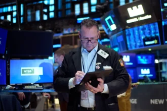 Traders on the floor of the New York Stock Exchange react to tariff news | Trump tariffs