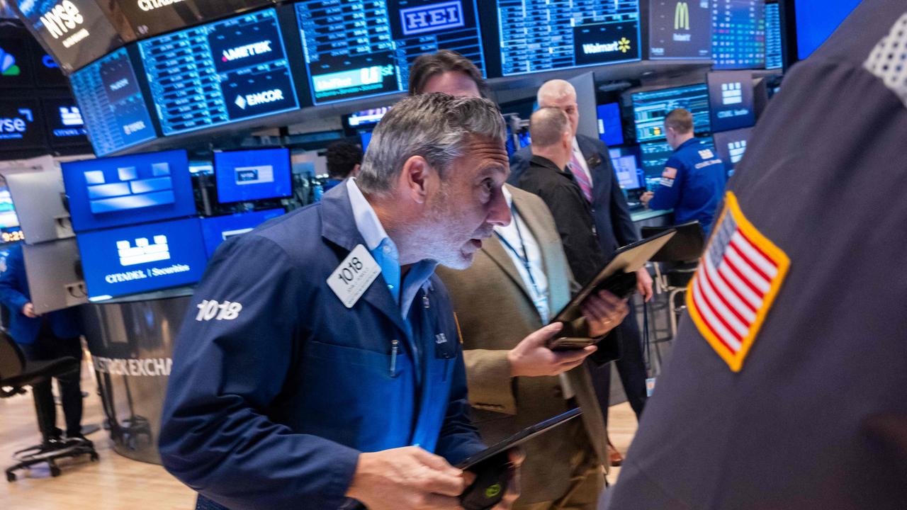 Traders on the floor of the New York Stock Exchange react to tariff news | Trump tariffs