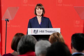 Chancelier du royaume-UNI Rachel Reeves s'exprimant lors d'une conférence de presse. Économie du royaume-UNI | PGN Business Insider