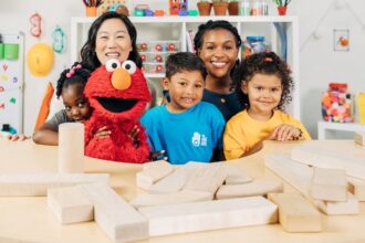 Des enfants et un soignant participent à des activités en classe à l'école primaire Chan Zuckerberg | Chan Zuckerberg Primary School | PGN Business Insider | pottersgallerynigeria.org