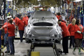 Worker assembling car keys at a Mexican manufacturing plant. | auto tariffs | PGN Business Insider | pottersgallerynigeria.org