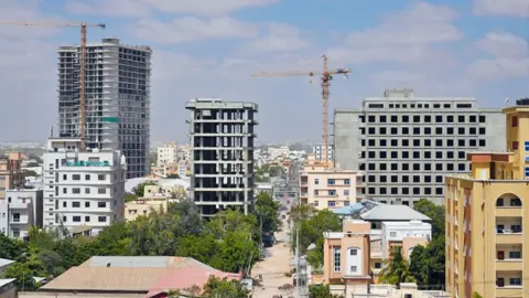 Women Drive Mogadishu Construction Boom Amid Rebuilding Efforts