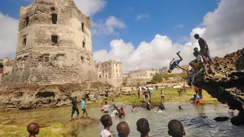 Les femmes sont à l'origine du boom de la construction à Mogadiscio dans le cadre des efforts de reconstruction | PGN Business Insider | pottersgallerynigeria.org